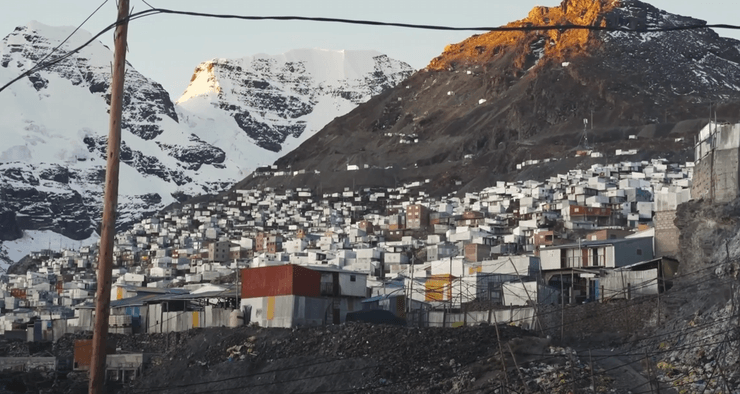 Дома Ла-Ринконады у подножия заснеженных гор в Андах, Перу