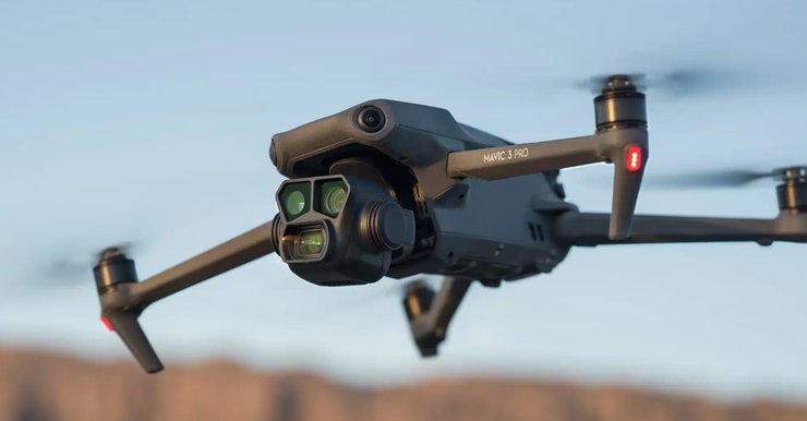 Квадрокоптер DJI Mavic 3 Pro літає у небі