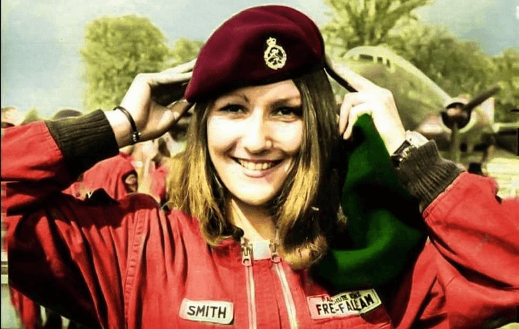 Пенсионерка проверяет американские горки, проверка аттракционов, парк развлечений, любительница адреналина