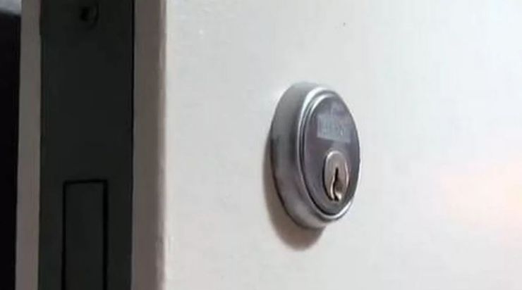 Мужчина обнаружил странный замок в ванной комнате, Ванкувер, Канада, курьезы, странные находки в номерах отелей, туризм