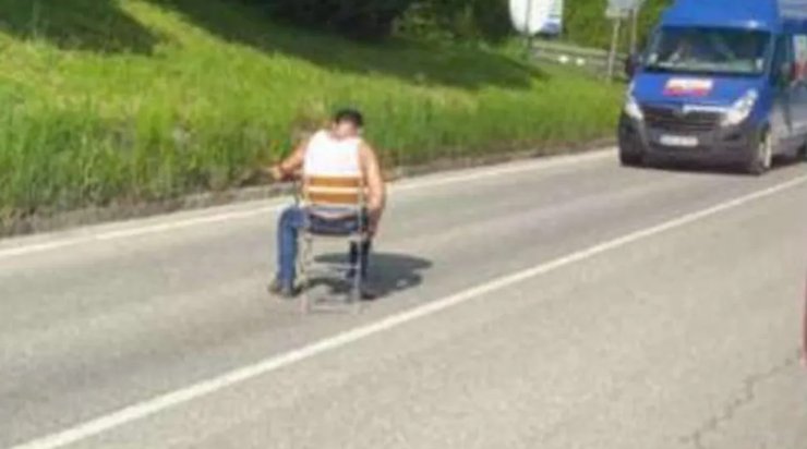 Мужчина с пивом на дороге