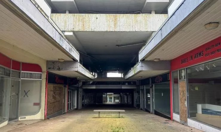 Заброшенный торговый центр, хулиганы в курортном городке, 9-летние хулиганы, детям все сходит с рук, банды, банды с ножами, нападают на людей,