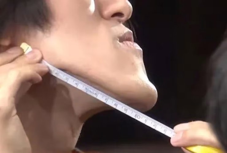 блогер Джонучи, подбородок