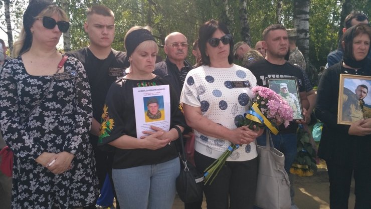 Близькі на похоронах військовослужбовців