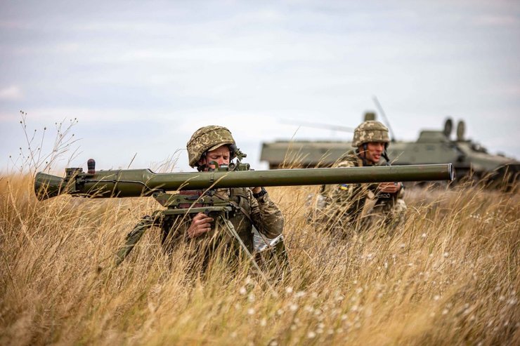 украинские солдаты в поле