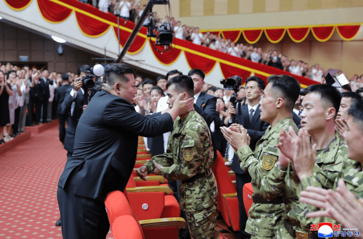 Ким Чен Ын во время церемонии вручения госнаград
