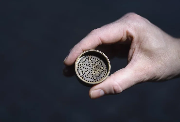 артефакт находка рука песочник