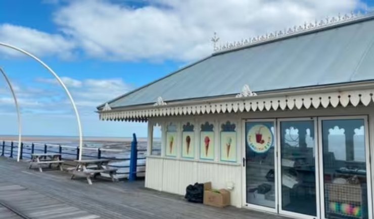 Закусочна, закусочна на пірсі, пірс, причал, море, пляж, відвідувачі,