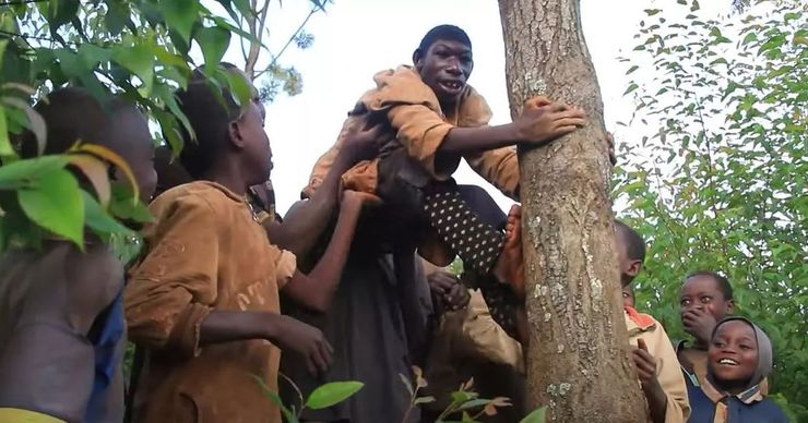 Занзиман Элли из Руанды, реальный Маугли, Африка, интересные истории, мальчик вырос с дикими зверями, курьезы, фото