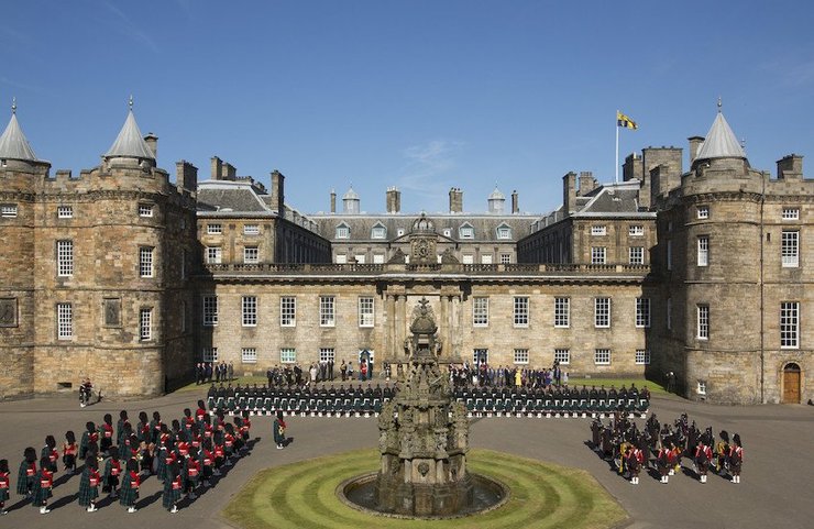 замок холируд, королевская резиденция, шотландский замок, замок в шотландии, королева елизавета, охрана королевы