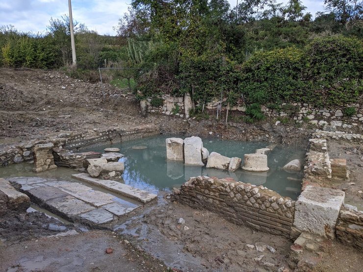 Святилище построено возле термального источника