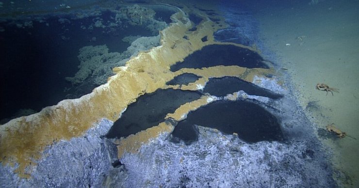 озеро, отложения, слои соли, фото