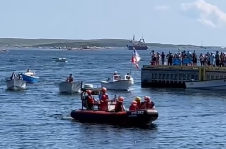 Рыбаков из Канады, которые три дня дрейфовали в открытом море, удалось спасти, пожар на корабле