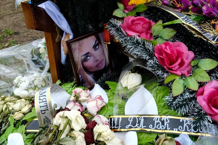 Могила Ларисы и Николая Глушко в Покровске. Мик Кревер/CNN