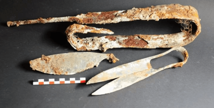 кельтские кремационные гробницы, Мюнхен, район Зендлинг, погребальные вещи, высокий социальный статус, ножницы, меч, щит, наконечник копья, бритва, малоберцовая кость, могильник, давняя практика,