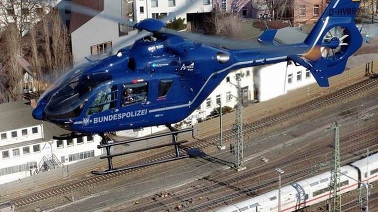 Поезд в Германии, задержка поездов, мужчина выбежал перед поездом, остановка поезда, мужчина выбежал на рельсы, полиция, вертолет,