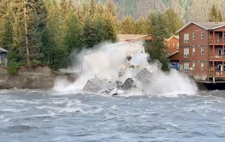 Будинок упав у річку, вода, повінь, звалився будинок, вода з озера, танення льодовиків, обвалився будинок, соцмережі