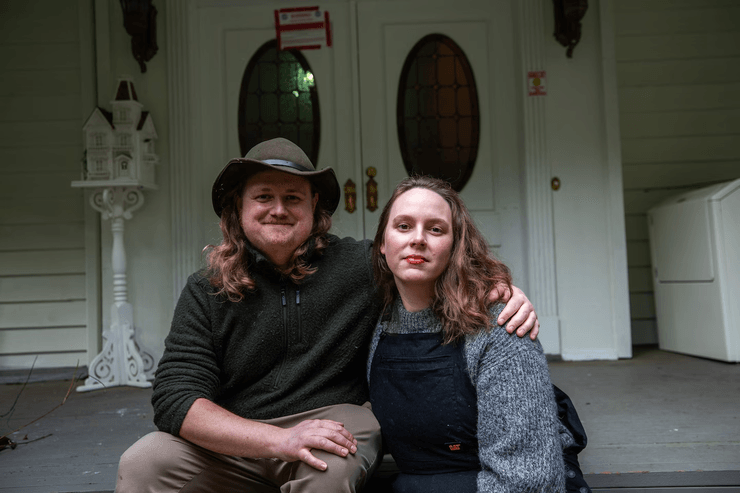 Дом, семья столкнулась с нашествием летучих мышей, нашествие летучих мышей, шум в стенах дома, новый дом, дорогостоящий ремонт