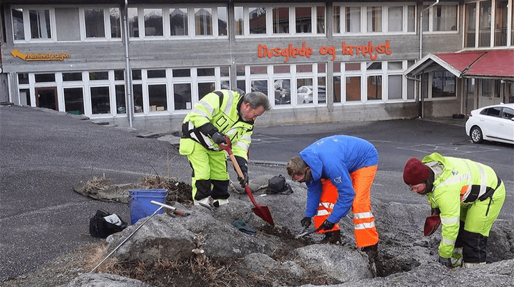 Археологи, камень, кинжал, находка, раскопки, школа,