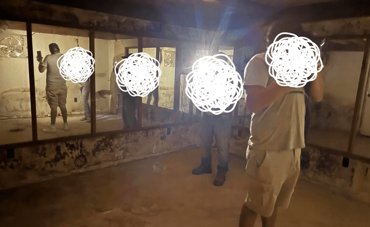 Приховане приміщення під будинком із дзеркальними стінами та пошкодженими бетонними поверхнями