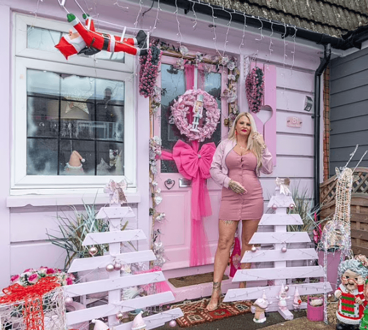 Пані Грін на порозі будинку