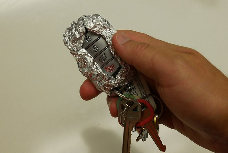 "Шапочка из фольги" — как один из способов экранирования. Другое дело, что пользоваться автомобилем становится неудобно, а со стороны это выглядит немного комично. Но что ни сделаешь ради защиты своего авто от угона...