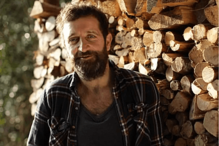 Мужчина прожил около 4 лет без денег на на чужой ферме, а затем купил хижину в лесу