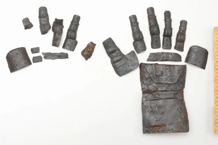 средневековая перчатка, замок Кюбург, артефакты XIV века, археологическое открытие, история Швейцарии, мастерство, сохранение истории, средневековые металлические изделия, городище Кюбург, древние реликвии