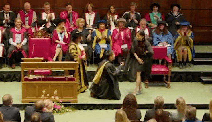 Пропозиція на випускному, пропозиція руки і серця, випускний, вручення диплома, сказала так, вийти заміж