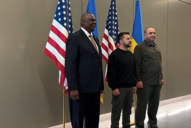 Візит Остіна до України та постачання зброї Україні