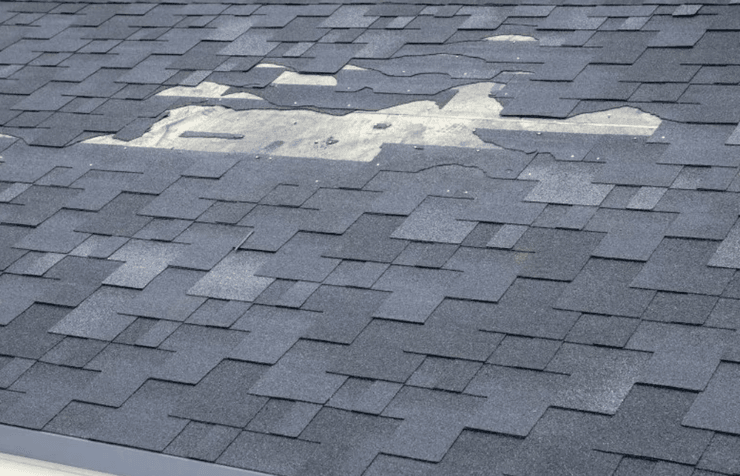 Повреждение крыши, черепица отшелушивается, новый дом, качество монтажа, Reddit, вирусное фото, стоимость ремонта