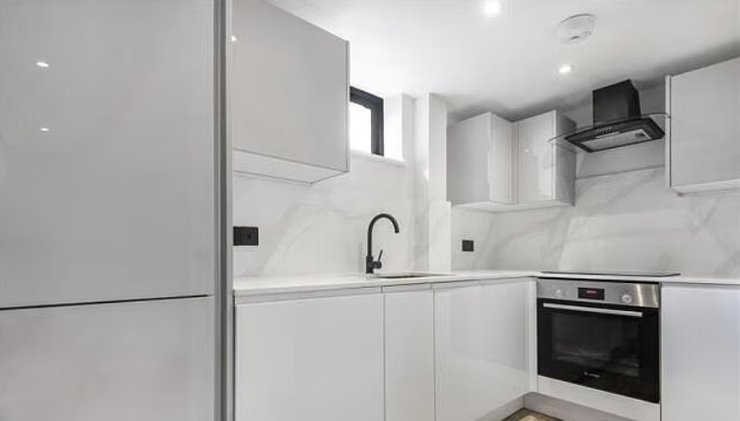 Современная кухня в доме