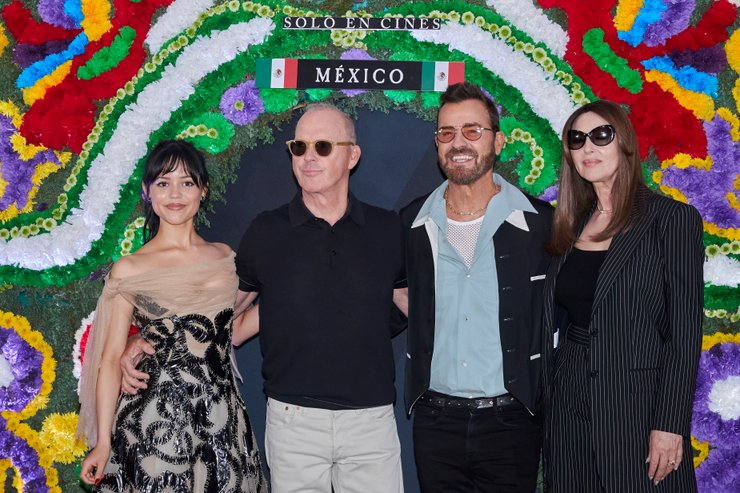 Дженна Ортега, Майкл Китон, Джастин Теру и Моника Беллуччи