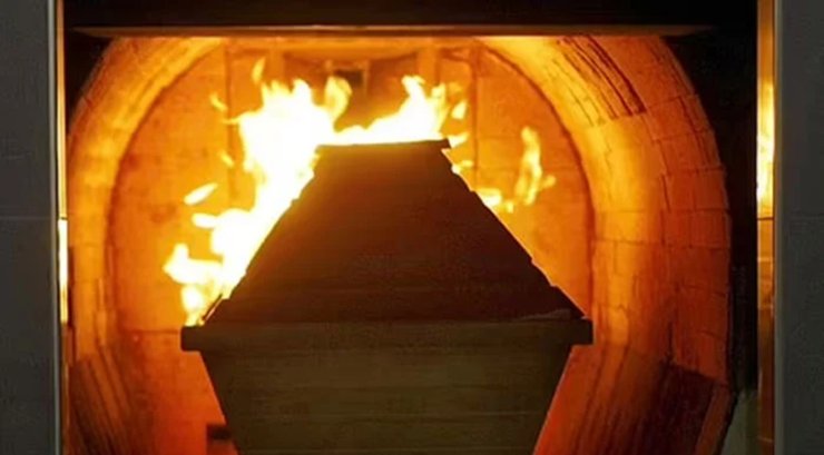 Женщина ожила по пути на кремацию, кремация, открыла глаза, пожар, ожоги тела, считали мертвой, катафалк, дорогое лечение