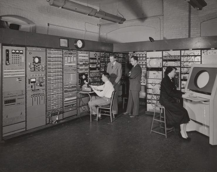 Ученые MIT c компьютером Whirlwind