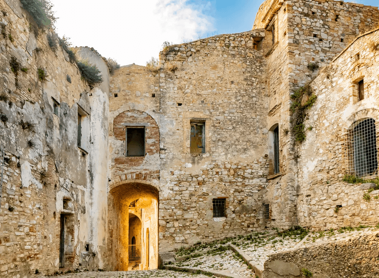 Один из самых захватывающих городов-призраков Европы скрывается на юге Италии