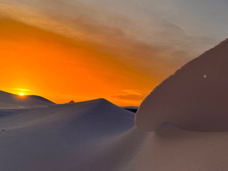 Сніговий карниз повторює форму піщаних дюн
