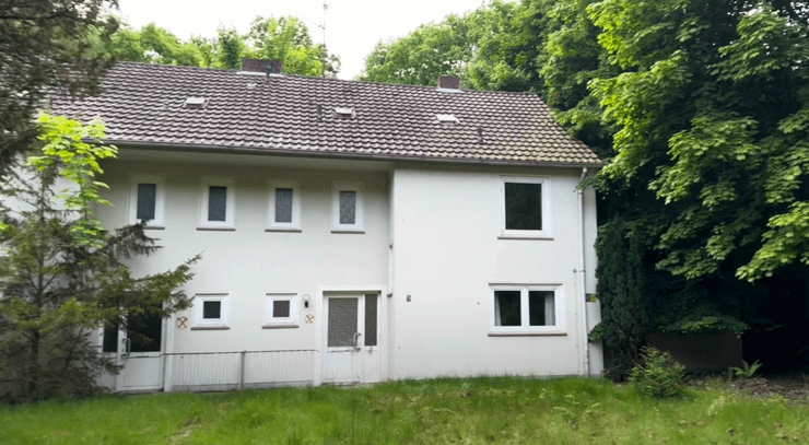 Блогер Bearded Explorer нашел заброшенный "город-призрак" в лесу в Германии