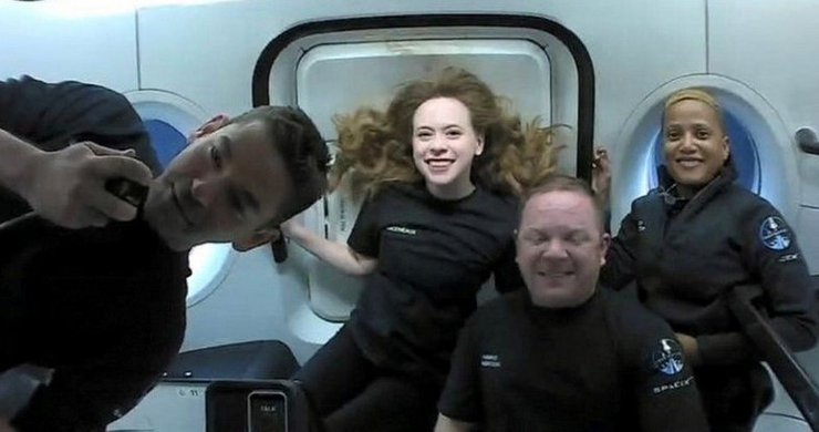 Экипаж корабля Crew Dragon во время полета в космосе