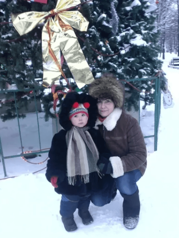 Бабуся Анжела з онукою