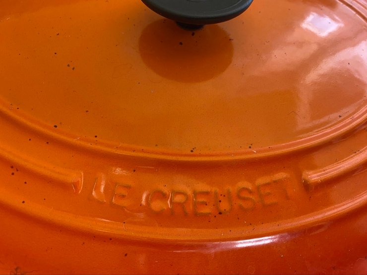 Сміттєвий бак, сміттєвий контейнер, цінна річ у смітті, дорогий предмет у смітті, обшук сміття, каструля, Le Creuset