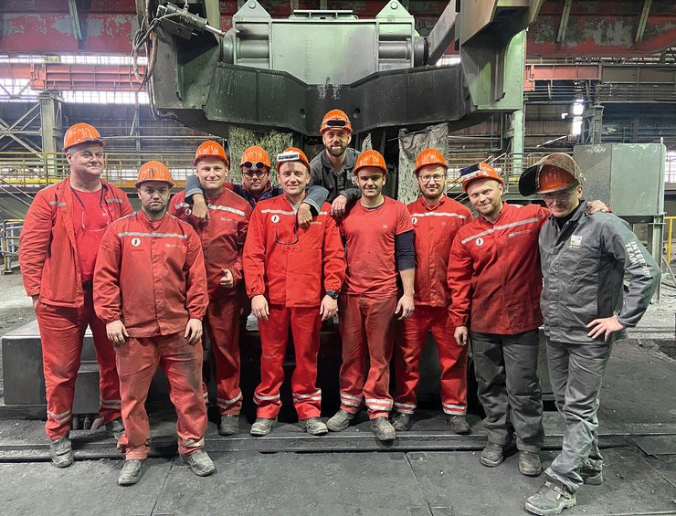 Андрей Джура и Александр Иванов вместе с коллегами на заводе в Хорватии
