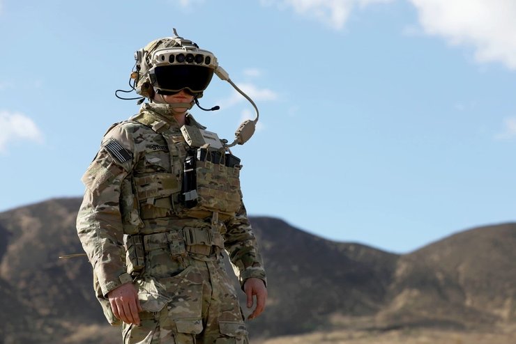 американский боец с футуристическим шлемом