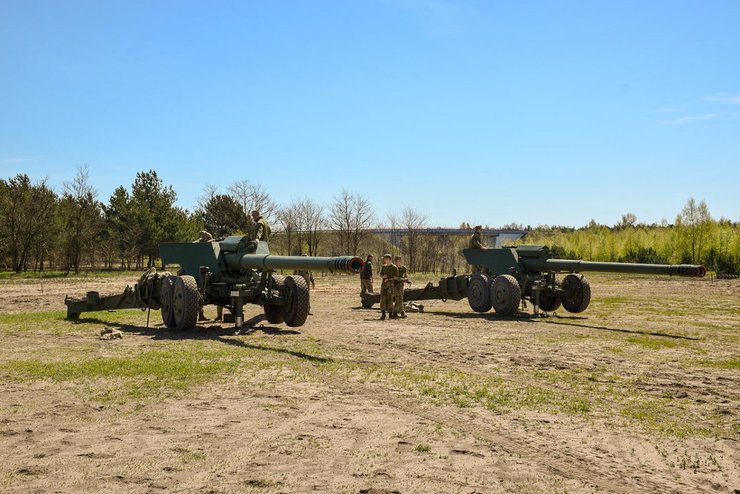 украинские артиллеристы на учениях