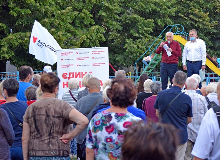 фото, нардеп Кучеренко выступает перед людьми