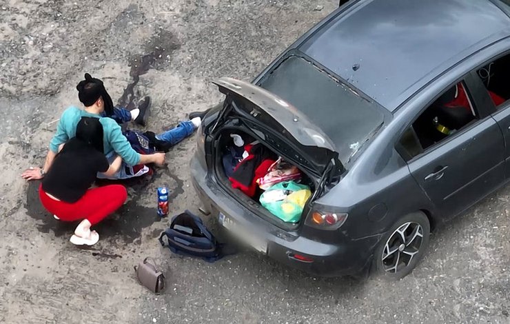 Валерия пытается оказать помощь раненому мужу