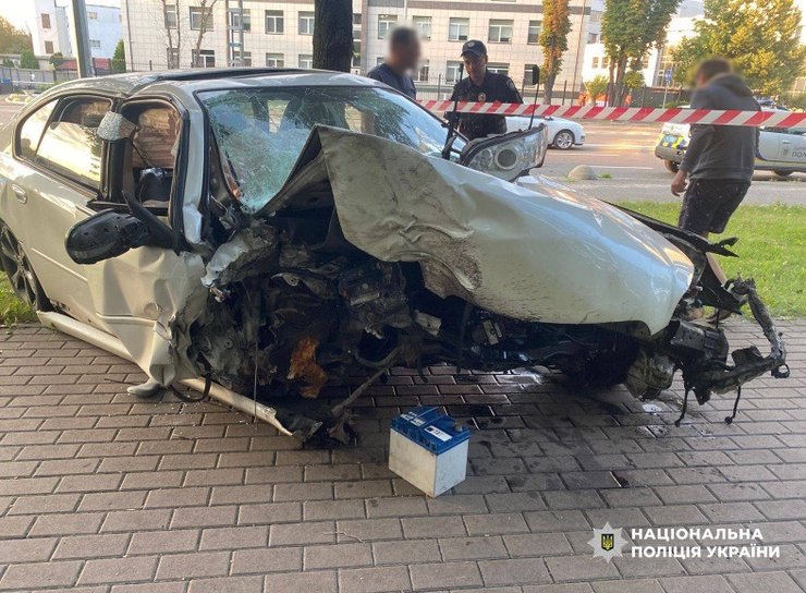 разбитый Subaru