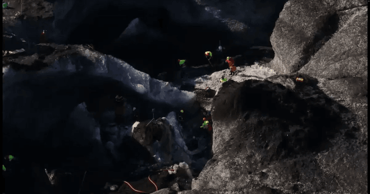 Обвал ледяной пещеры в Исландии, ледник, ледяные пещеры, спасательная операция, обвал пещеры, туристы, пострадал турист,