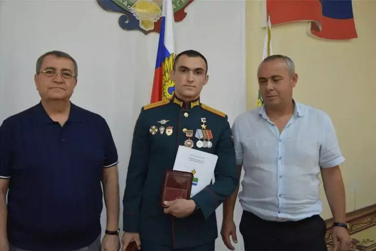 Брат Загіда Габібулаєва Краснова — крайній праворуч