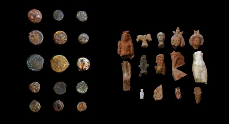 монети, статуї, чорний фон, фото